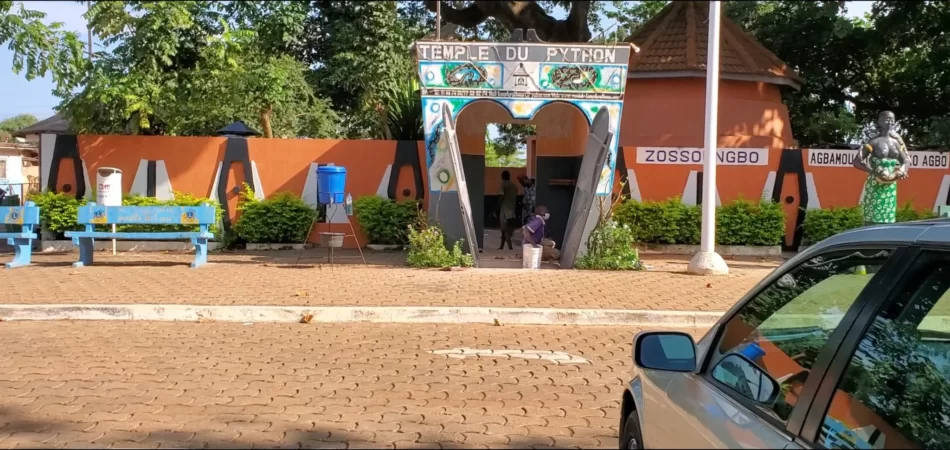 Découvrez le Temple des Pythons : une expérience inoubliable de la culture vaudou à Ouidah